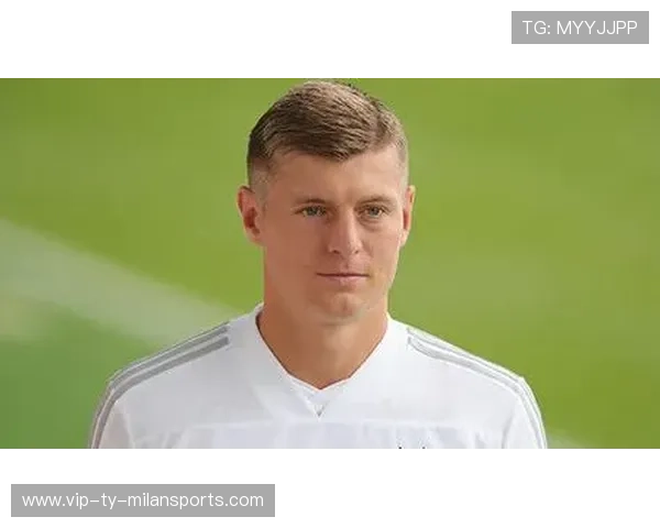 克罗斯:中场指挥官的精准传球与冷静控场,见证职业生涯的卓越辉煌 克罗斯:中场指挥官的精准传球与冷静控场,见证职业生涯的卓越辉煌