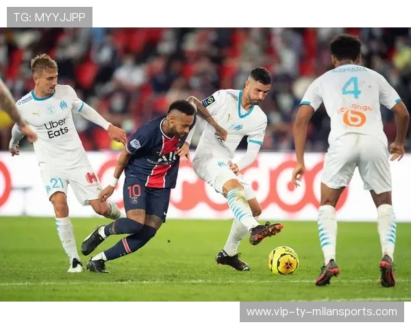 迪亚斯梅开二度助拜仁2-1逆转巴黎，精彩表现成为全场焦点