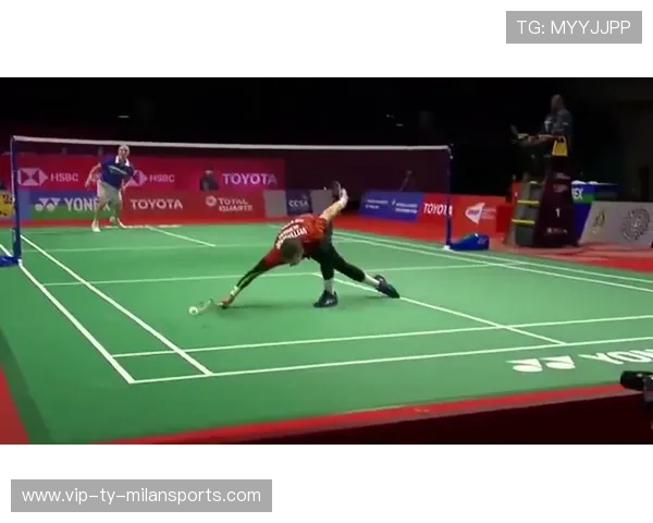 世界羽毛球赛惊现“地板擦地”拉锯战