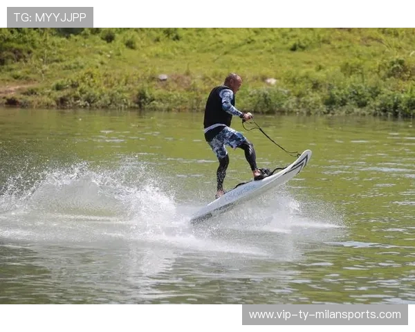 桨板冲浪大赛选手摔倒后仍抓板夺冠，被封“海上韧者”